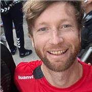 Un hablante nativo de inglés que adaptará las clases a ti, tanto en línea como en persona.